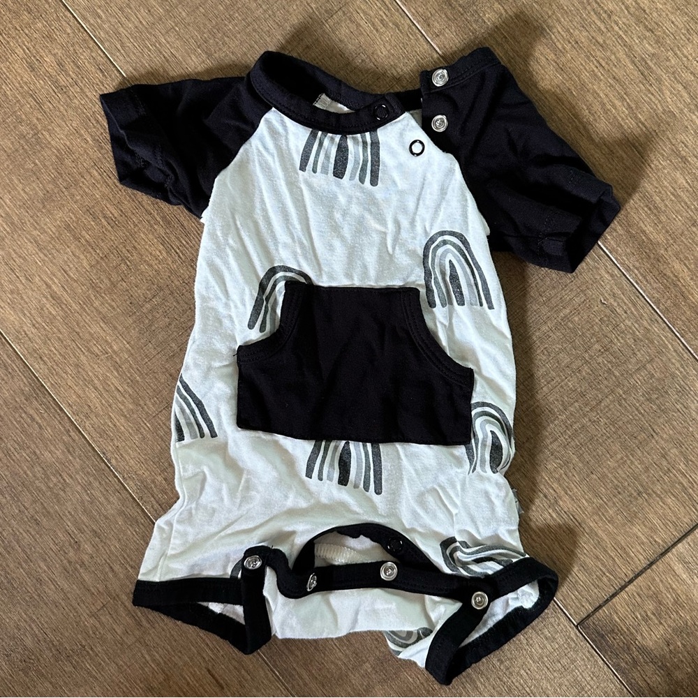 Kyte retired print black and white rainbow short sleeve romper